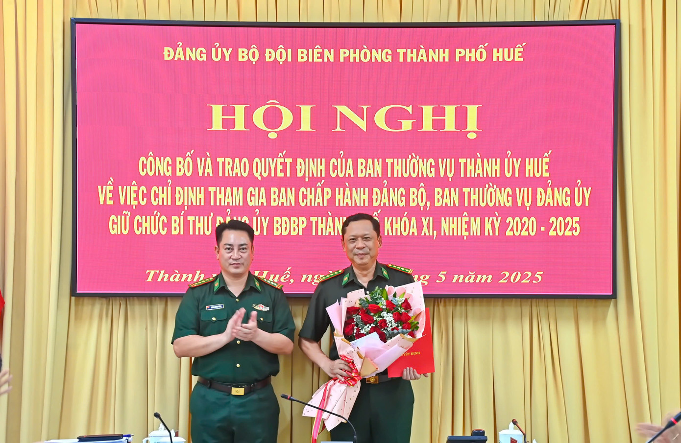 Đại tá Cà Văn Lập (bìa phải) - tân Bí thư Đảng ủy BĐBP TP Huế.