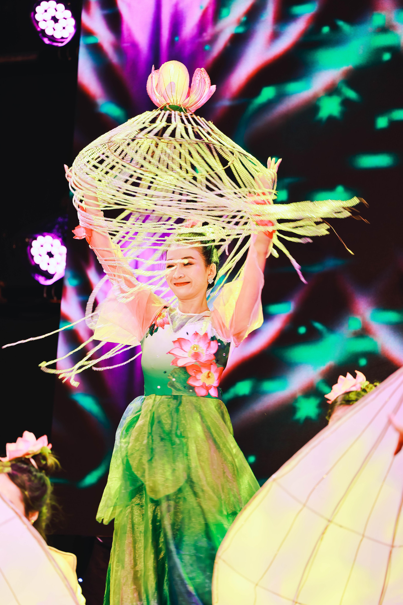 Biểu diễn nghệ thuật với tạo hình hoa sen. Ảnh: Nguyễn Đình Chiến