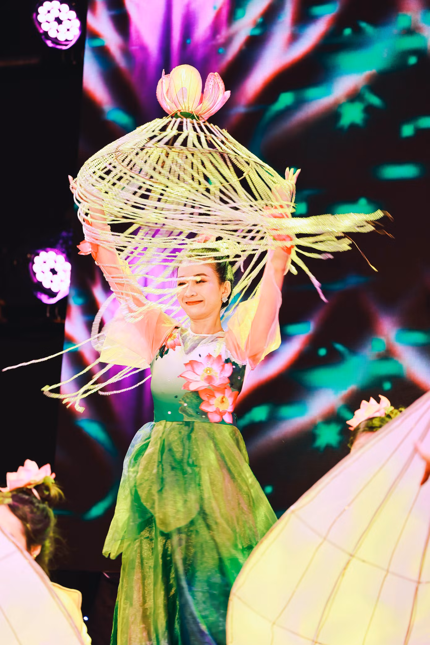 Biểu diễn nghệ thuật với tạo hình hoa sen. Ảnh: Nguyễn Đình Chiến