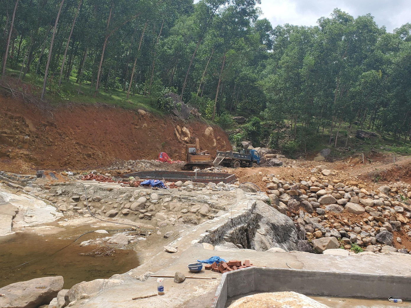 Xe cộ, phương tiện đào múc phục vụ xây dựng công trình "chui".