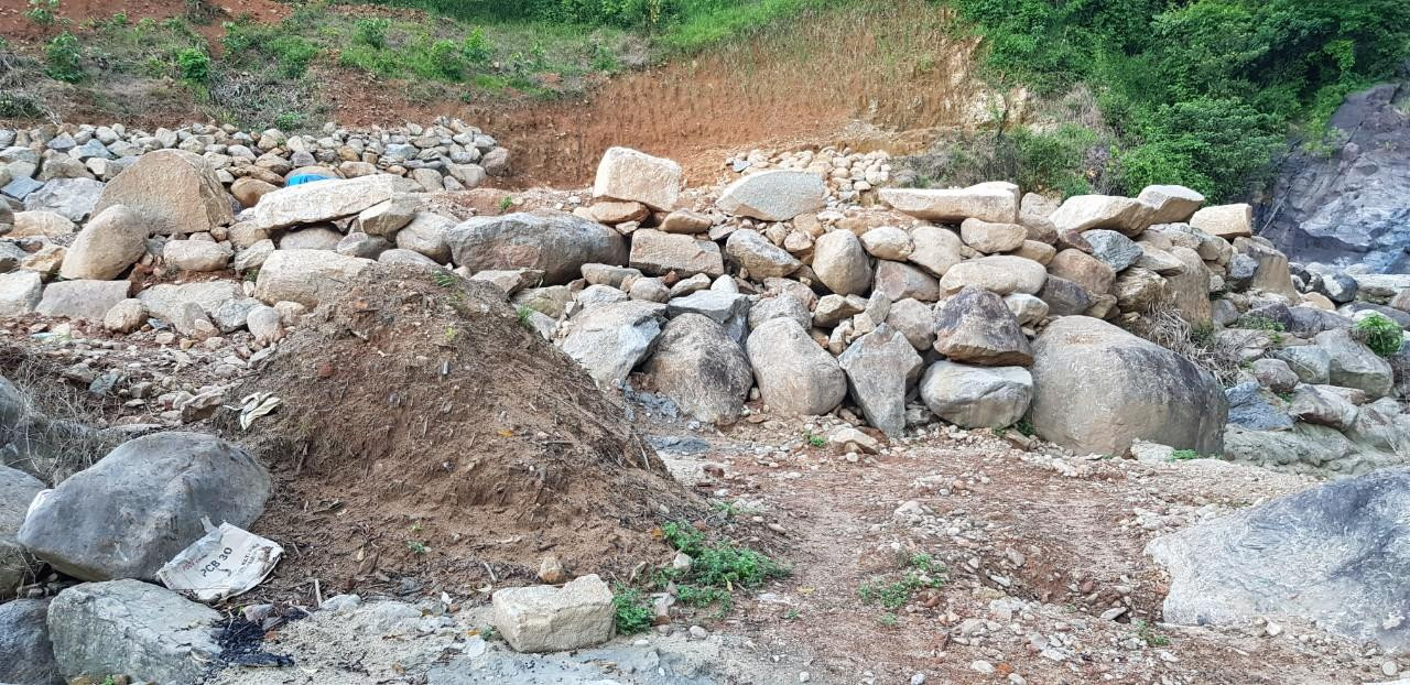 Đất đá dồn đống nguy cơ tác động môi trường.