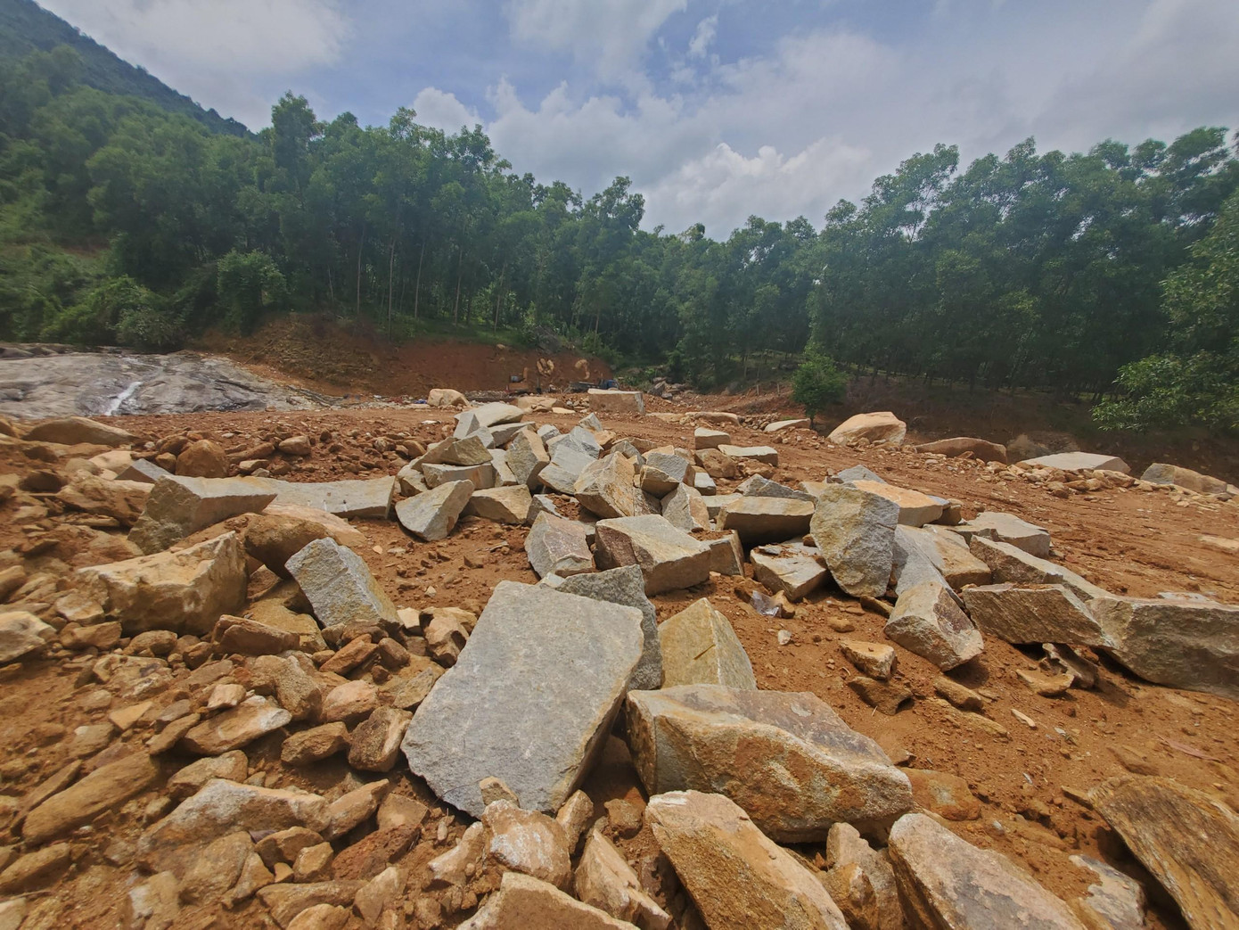 Mặt bằng đồi núi bị san ủi vô tội vạ, đá núi bị đào ủi, đục xẻ ngổn ngang.