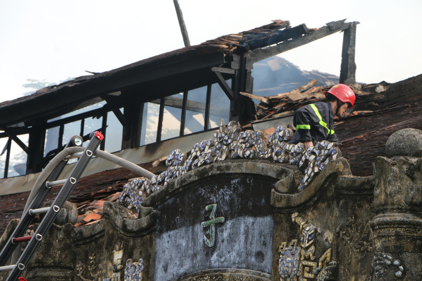 Vụ hỏa hoạn đã làm sập 1/4 mái nhà của dãy trưng bày, do mái nhà làm bằng ngói liệt, kết cấu gỗ rất dễ bắt lửa. Ảnh: N.V