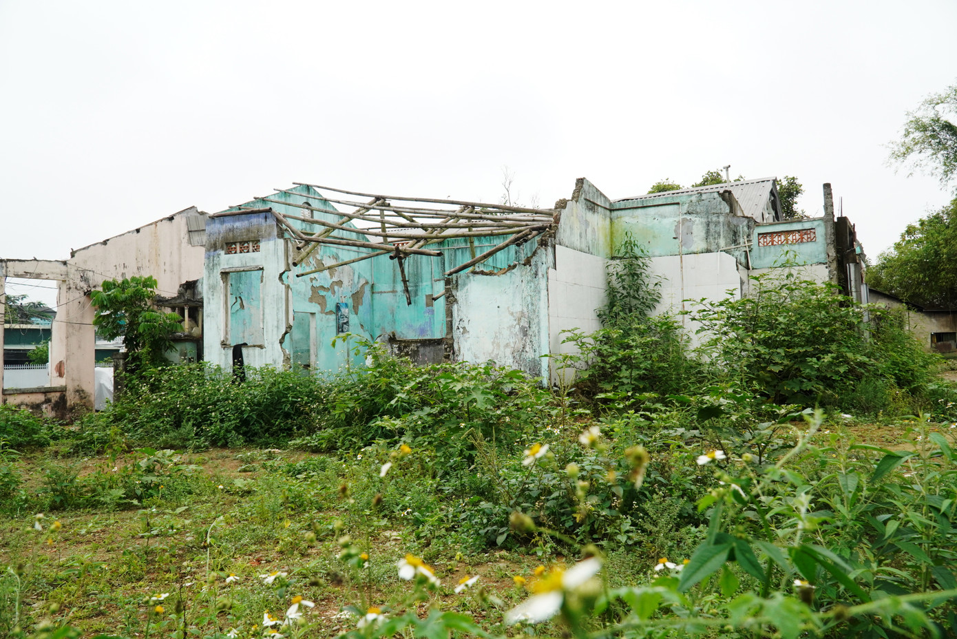 Tuy nhiên, do vướng mặt bằng, nhiều hộ dân nằm trong diện giải tỏa vẫn tiếp tục “bám trụ” trong vùng dự án, không chịu dời đi khiến công tác dọn dẹp, chỉnh trang, hoàn trả mặt bằng khu vực I Kinh thành Huế bị chậm tiến độ. Toàn bộ chiều dài 10km chu vi Thượng thành Huế và các khu vực liên quan vẫn chưa thể bàn giao về cho Trung tâm Bảo tồn Di tích Cố đô Huế.