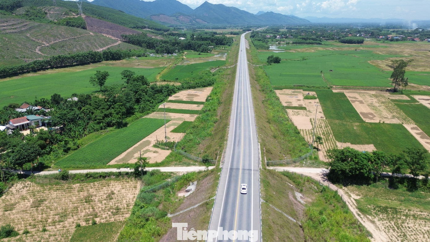 Theo BQLDA đường Hồ Chí Minh, quá trình chuẩn bị, dự án nhận được sự hỗ trợ, tạo điều kiện tích cực từ tỉnh Quảng Trị và TP Huế. Đặc biệt trong việc lấy ý kiến cộng đồng, chính quyền các huyện, thị xã có tuyến đường đi qua, cũng như xử lý các thủ tục về chuyển đổi mục đích sử dụng đất… Theo BQLDA đường Hồ Chí Minh, quá trình chuẩn bị, dự án nhận được sự hỗ trợ, tạo điều kiện tích cực từ tỉnh Quảng Trị và TP Huế. Đặc biệt trong việc lấy ý kiến cộng đồng, chính quyền các huyện, thị xã có tuyến đường đi qua, cũng như xử lý các thủ tục về chuyển đổi mục đích sử dụng đất…