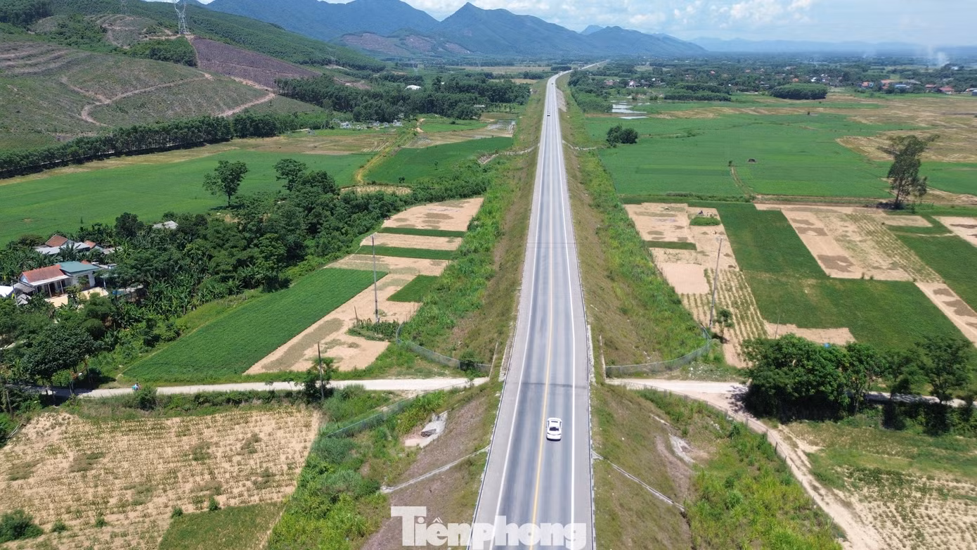 Theo BQLDA đường Hồ Chí Minh, quá trình chuẩn bị, dự án nhận được sự hỗ trợ, tạo điều kiện tích cực từ tỉnh Quảng Trị và TP Huế. Đặc biệt trong việc lấy ý kiến cộng đồng, chính quyền các huyện, thị xã có tuyến đường đi qua, cũng như xử lý các thủ tục về chuyển đổi mục đích sử dụng đất… Theo BQLDA đường Hồ Chí Minh, quá trình chuẩn bị, dự án nhận được sự hỗ trợ, tạo điều kiện tích cực từ tỉnh Quảng Trị và TP Huế. Đặc biệt trong việc lấy ý kiến cộng đồng, chính quyền các huyện, thị xã có tuyến đường đi qua, cũng như xử lý các thủ tục về chuyển đổi mục đích sử dụng đất…
