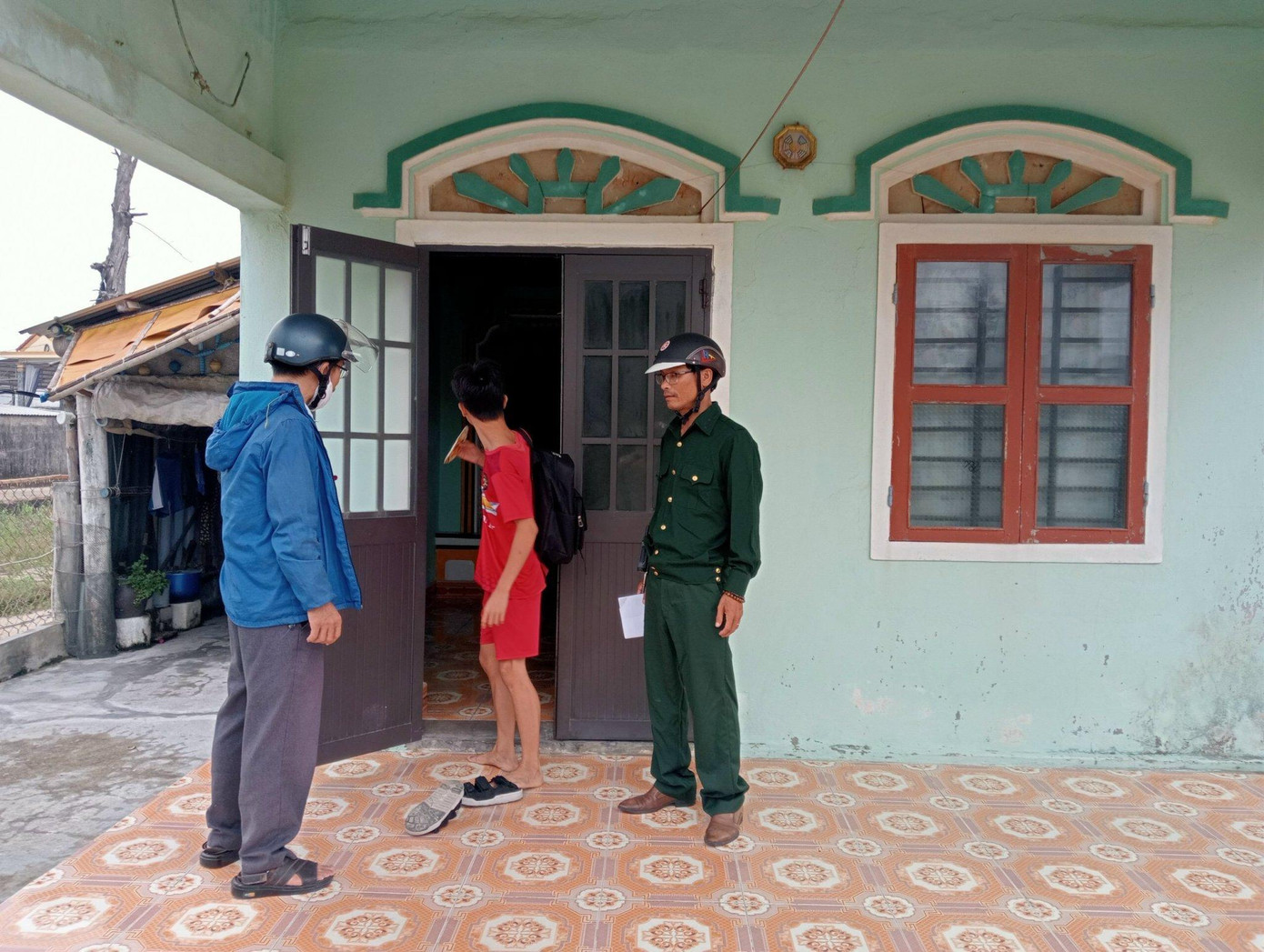 Vận động dân vùng ven biển TT-Huế đi sơ tán.