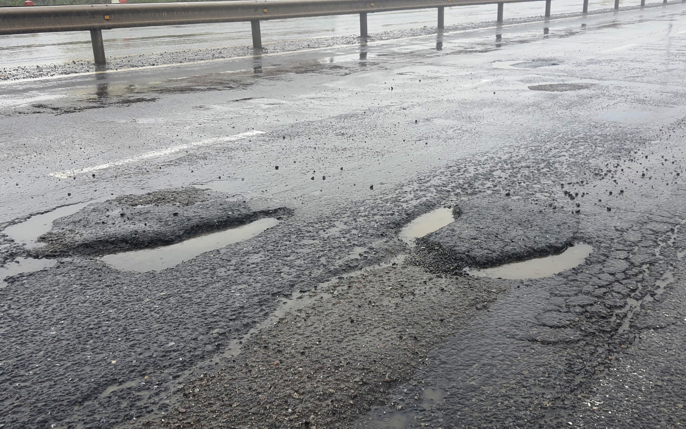 Mới đây, đoạn đường từ Km849 + 600 đến Km851 + 300, qua địa bàn các xã Lộc Sơn, Lộc An và Lộc Điền (huyện Phú Lộc, TT-Huế) lại bong tróc, hư hỏng. Có những điểm chỉ trong phạm vi ngắn xuất hiện khá nhiều ổ gà, lỗ thủng.