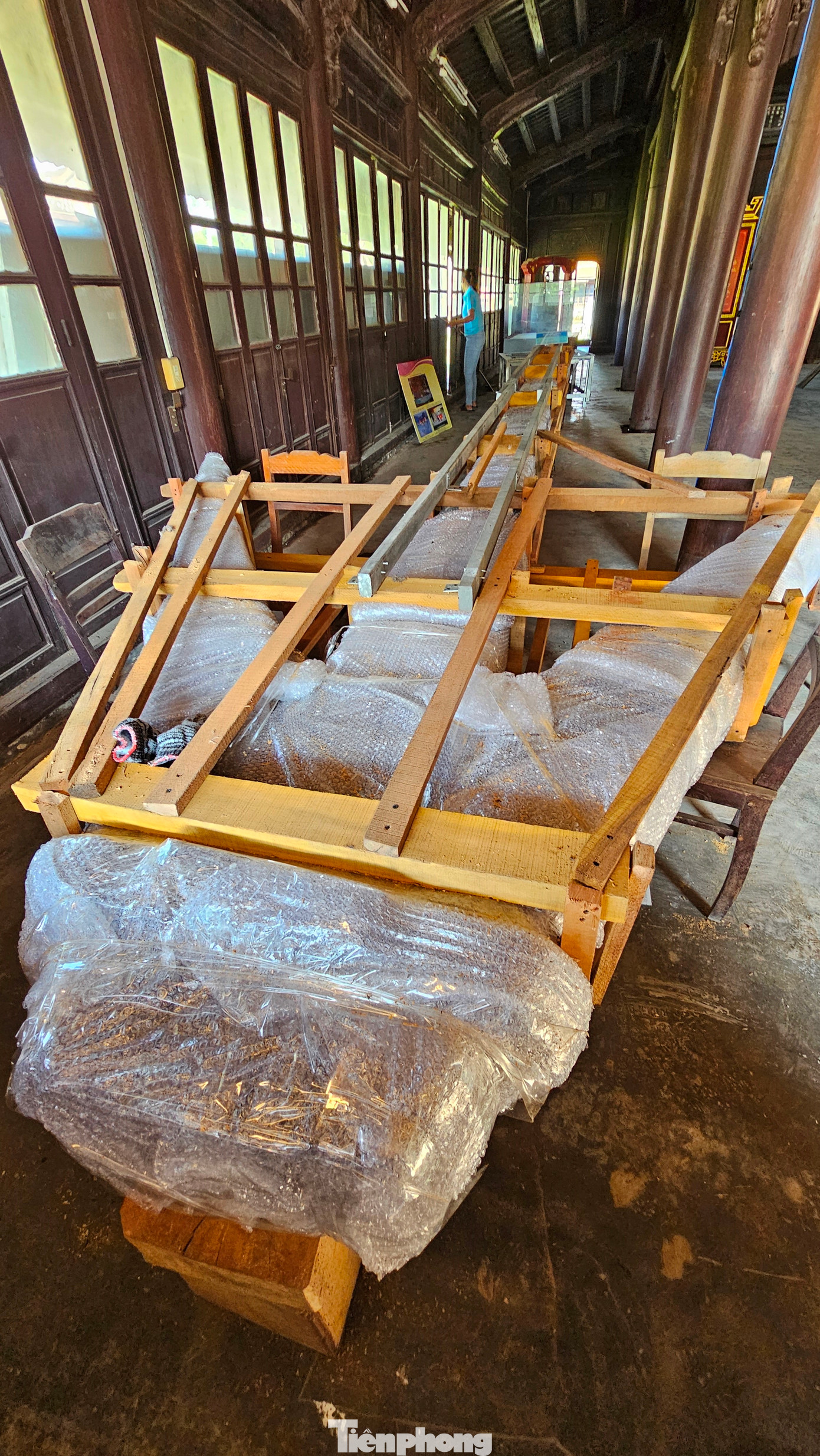 Hiện vật mỏ neo "khủng" đã được đóng gói, chờ di chuyển.