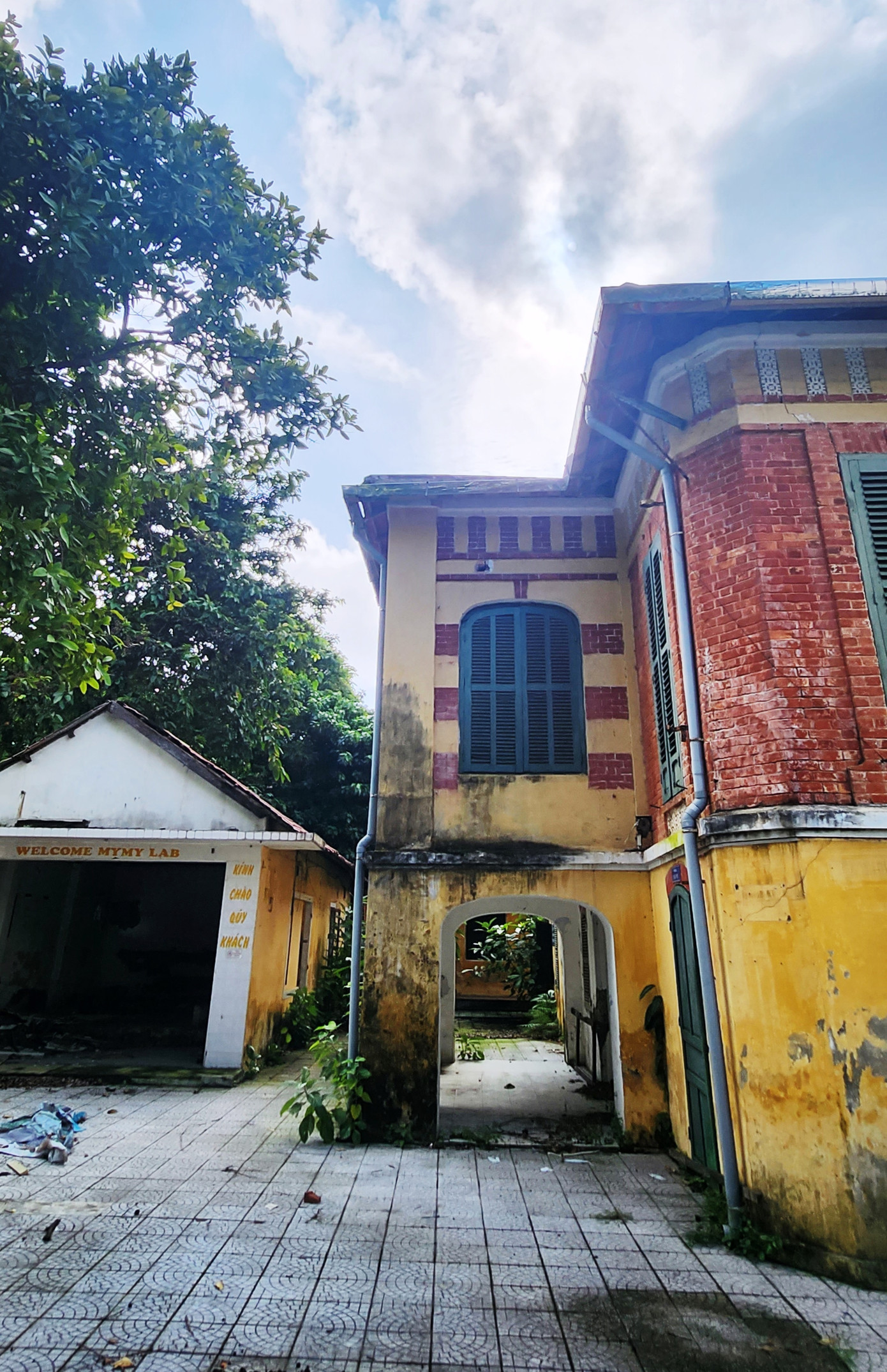 Trao đổi với PV Tiền Phong chiều 6/12, ông Võ Lê Nhật - Chủ tịch UBND TP. Huế, cho biết, quá trình thực hiện dự án chỉnh trang, do vướng thủ tục di dời, nên công trình nhà biệt thự 26 Lê Lợi đến nay vẫn chưa được chuyển đến vị trí khác như dự định.