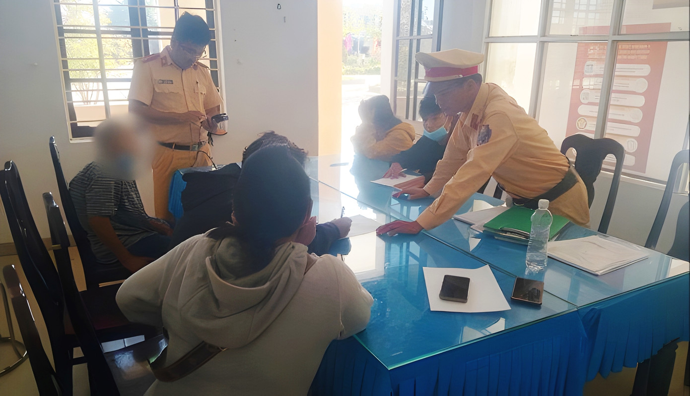 Công an thành phố Huế triệu tập nhóm đối tượng để điều tra, xử lý về hành vi vi phạm về an toàn giao thông đường bộ.