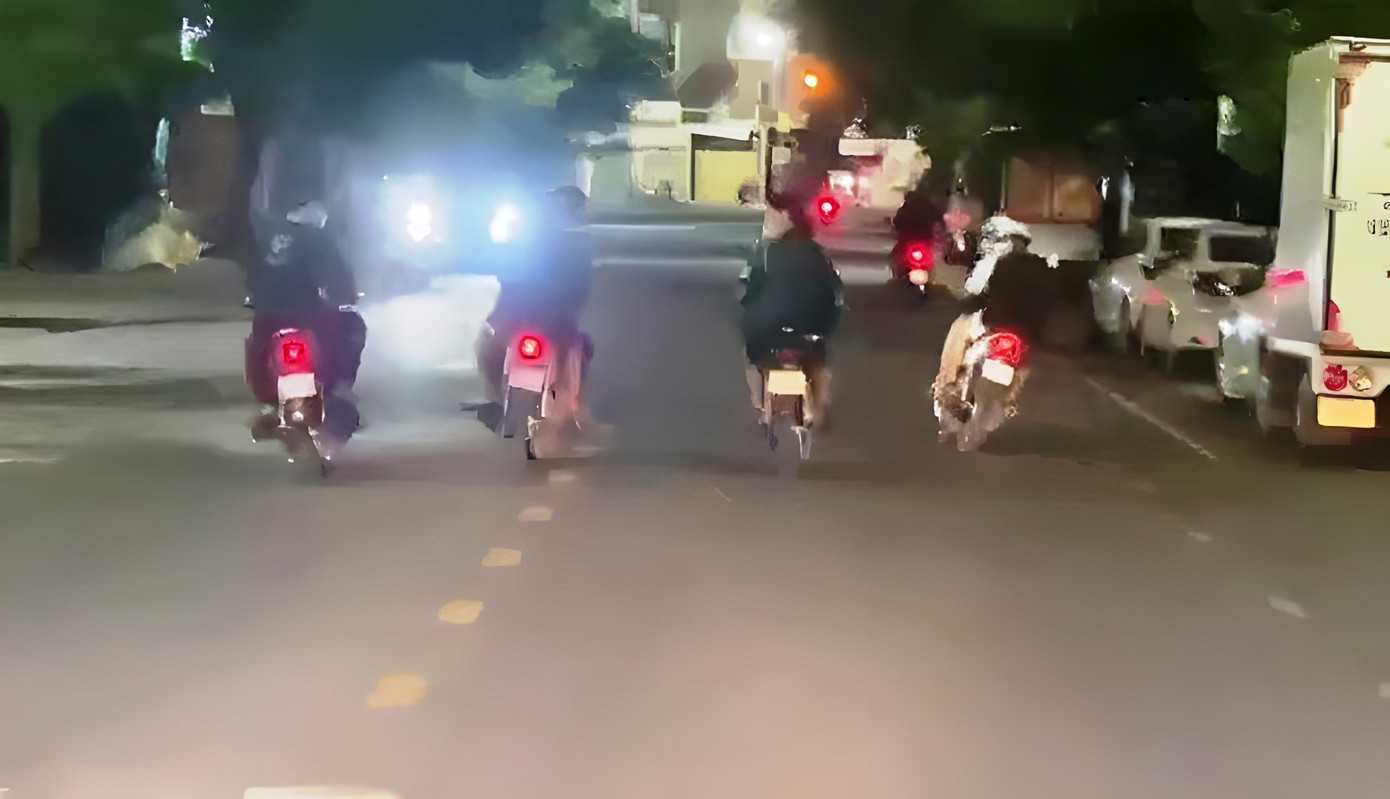 Nhóm thanh thiếu niên từ huyện Quảng Điền rủ nhau lên thành phố Huế "đi bão" gây náo loạn đường phố.