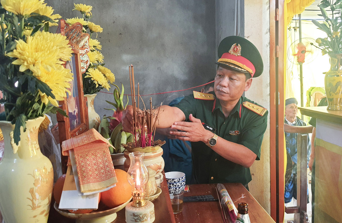 Thượng tá Phan Thắng - Chỉ huy trưởng Bộ CHQS tỉnh TT-Huế, thắp hương phúng viếng mẹ của chiến sĩ bị tử vong do giông sét.