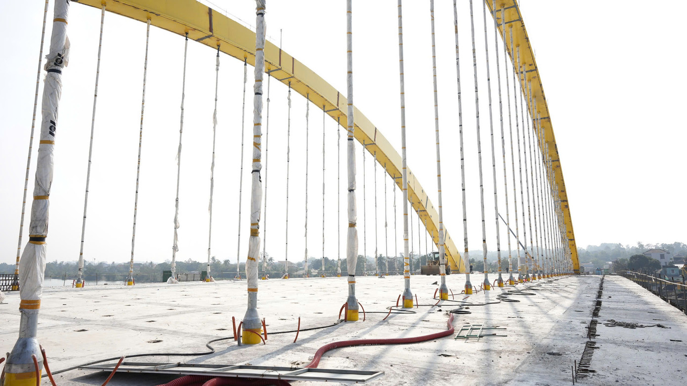 Cầu vượt sông Hương dự kiến thông tuyến đúng vào dịp kỷ niệm 50 năm giải phóng Huế (26/3/2025). Cầu vượt sông Hương dự kiến thông tuyến đúng vào dịp kỷ niệm 50 năm giải phóng Huế (26/3/2025).