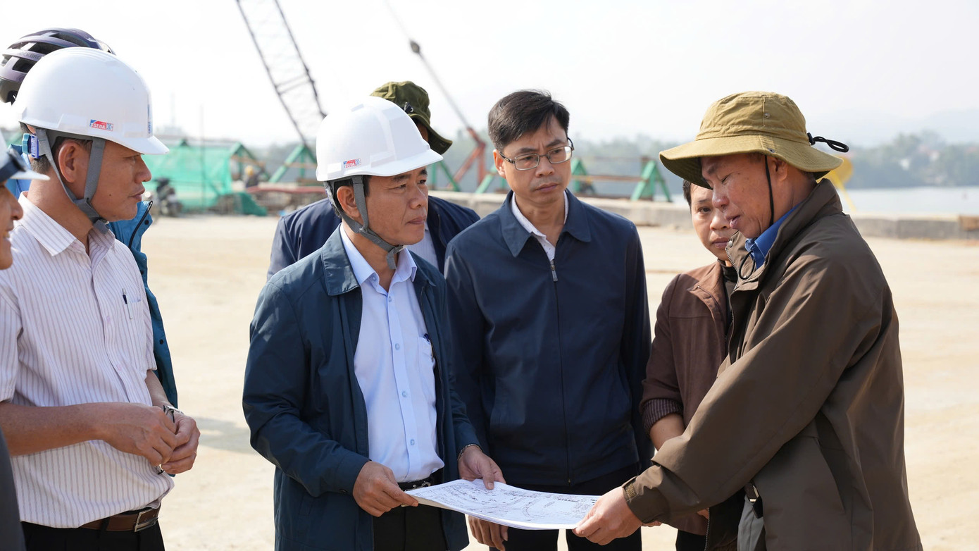 Ông Nguyễn Văn Phương - Chủ tịch UBND TP. Huế, kiểm tra tiến độ thực hiện dự án cầu vượt sông Hương. Ông Nguyễn Văn Phương - Chủ tịch UBND TP. Huế, kiểm tra tiến độ thực hiện dự án cầu vượt sông Hương.