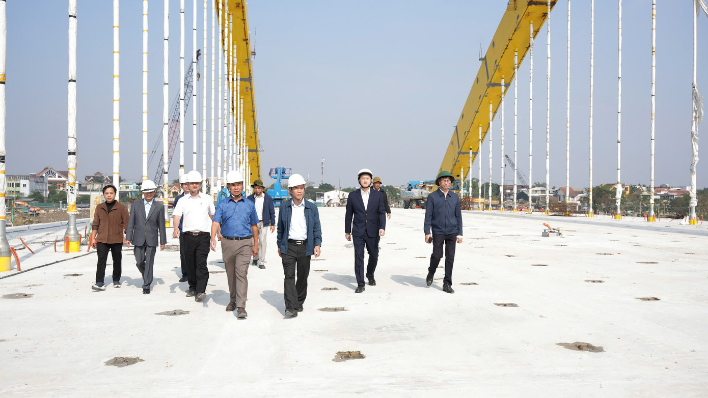 Dự án cầu vượt sông Hương đã hoàn thành 90% khối lượng công việc. Dự án cầu vượt sông Hương đã hoàn thành 90% khối lượng công việc.