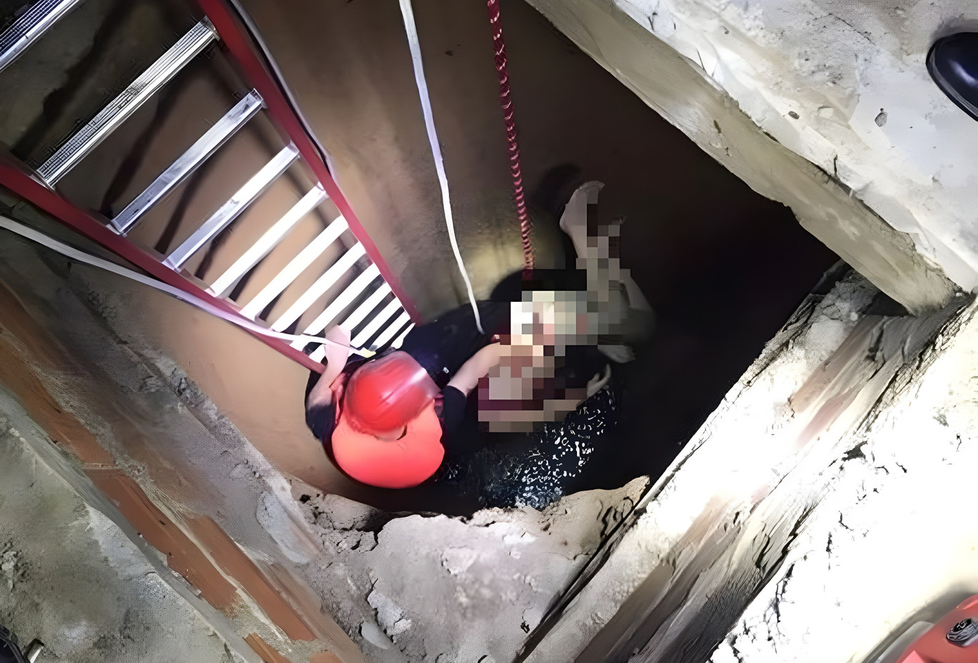 Thi thể của bà B. ở dưới hố giếng sâu được lực lượng cảnh sát cứu hộ cứu nạn đưa lên mặt đất. Ảnh: CTV Thi thể của bà B. ở dưới hố giếng sâu được lực lượng cảnh sát cứu hộ cứu nạn đưa lên mặt đất. Ảnh: CTV