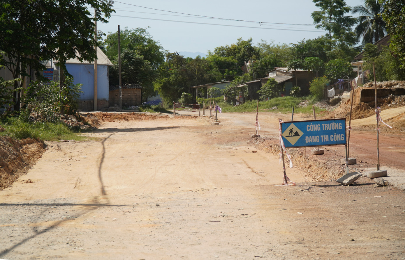 Ông Trần Duy Việt - Giám đốc Ban QLDA Đầu tư Xây dựng khu vực thị xã Hương Thủy, cho biết, các đơn vị chức năng hiện tập trung đẩy nhanh công tác giải phóng mặt bằng, di dời vật kiến trúc, hạ tầng kỹ thuật thuộc các đầu mối đã có thỏa thuận bàn giao. “Ban hiện đôn đốc đơn vị nhà thầu tập trung điều động phương tiện, nhân lực để thi công cuốn chiếu ở những đoạn tuyến đã xong giải phóng mặt bằng. Một số vị trí do nền ẩm ướt vì mưa giông, nên việc thi công có phần bị ảnh hưởng”, ông Việt giải thích.