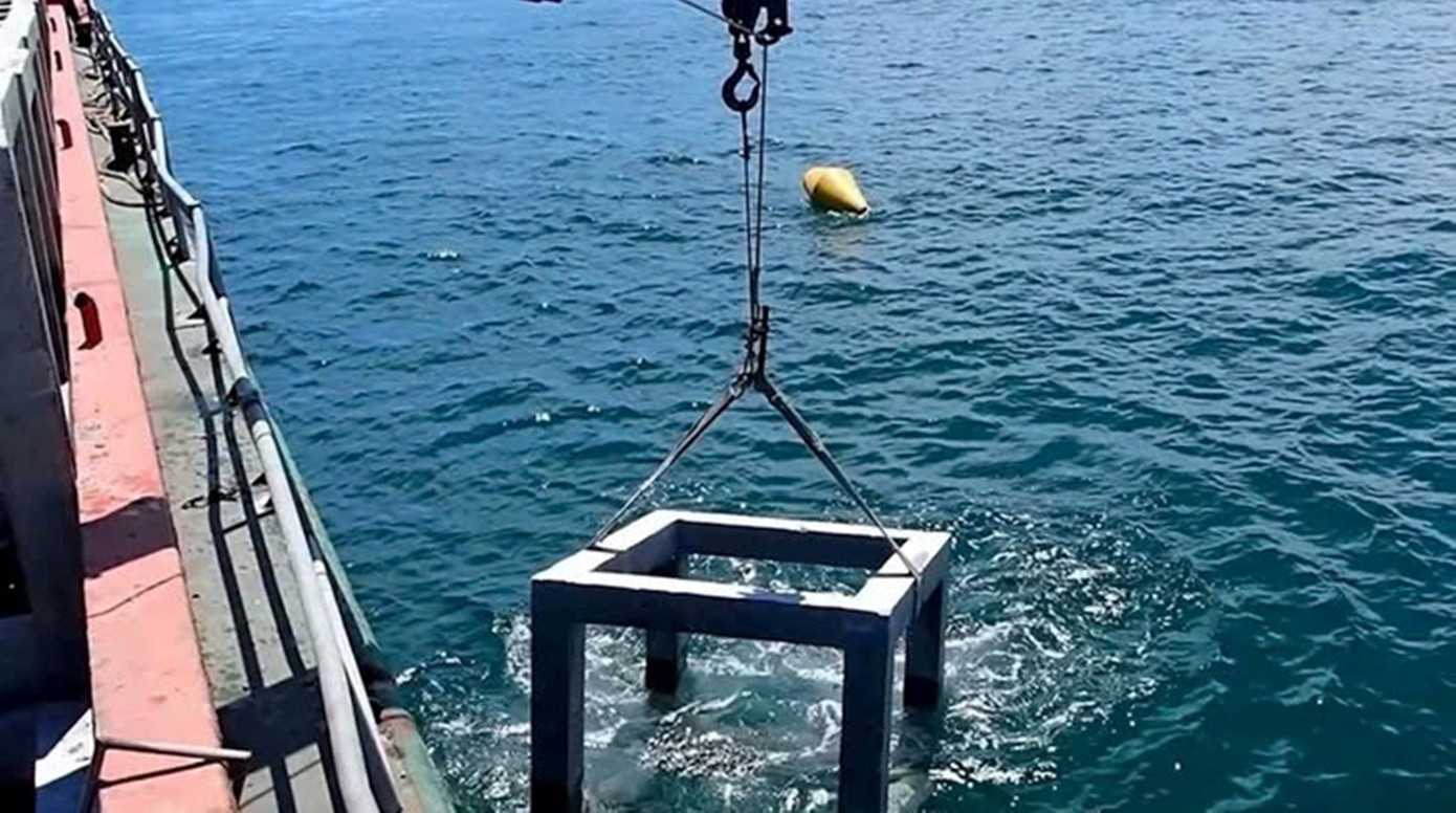 Thi công thả rạn nhân tạo xuống biển để tái tạo nguồn lợi thủy sản. Ảnh: T.L Thi công thả rạn nhân tạo xuống biển để tái tạo nguồn lợi thủy sản. Ảnh: T.L