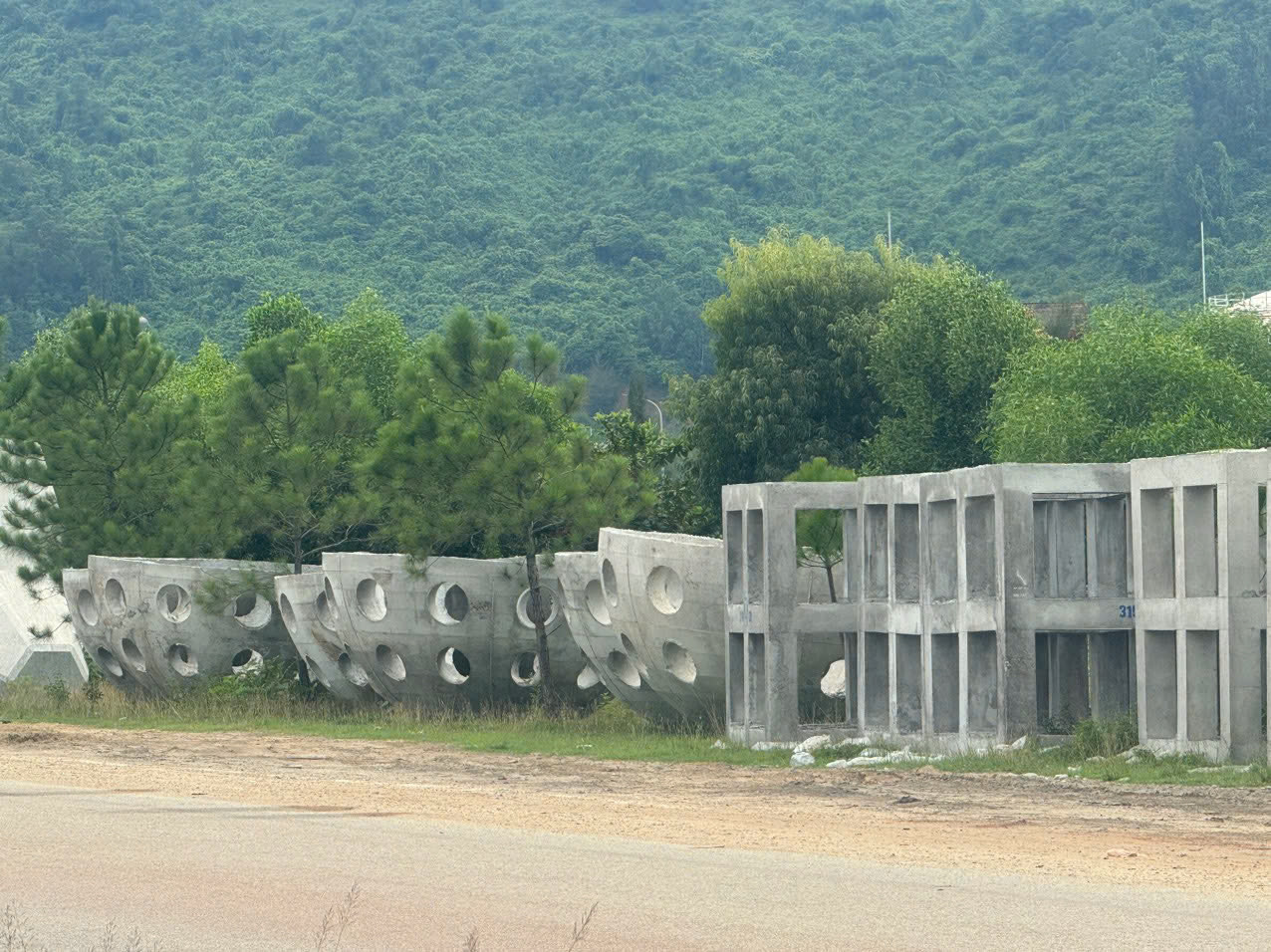 Các rạn nhân tạo được đúc tại khu vực gần cảng Chân Mây, huyện Phú Lộc, trước khi chuyển đến thả chìm tại vùng biển Giang Hải. Các rạn nhân tạo được đúc tại khu vực gần cảng Chân Mây, huyện Phú Lộc, trước khi chuyển đến thả chìm tại vùng biển Giang Hải.