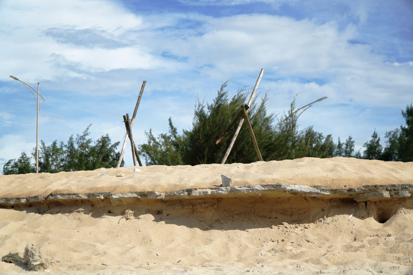 Ông Nguyễn Quang Dân - Chủ tịch UBND xã Phú Thuận, cho biết, để ứng phó với tình trạng sạt lở bờ biển, thời gian qua địa phương đã được đầu tư xây dựng khoảng 2,5km kè biển và 0,5km kè ngầm, với tổng kinh phí gần 354 tỷ đồng. Hiện còn khoảng 1,9km bờ biển chưa xây kè, nạn sạt lở vẫn tiếp diễn, gây nguy cơ ảnh hưởng đến tính mạng, tài sản người dân và hạ tầng giao thông, du lịch trong khu vực.