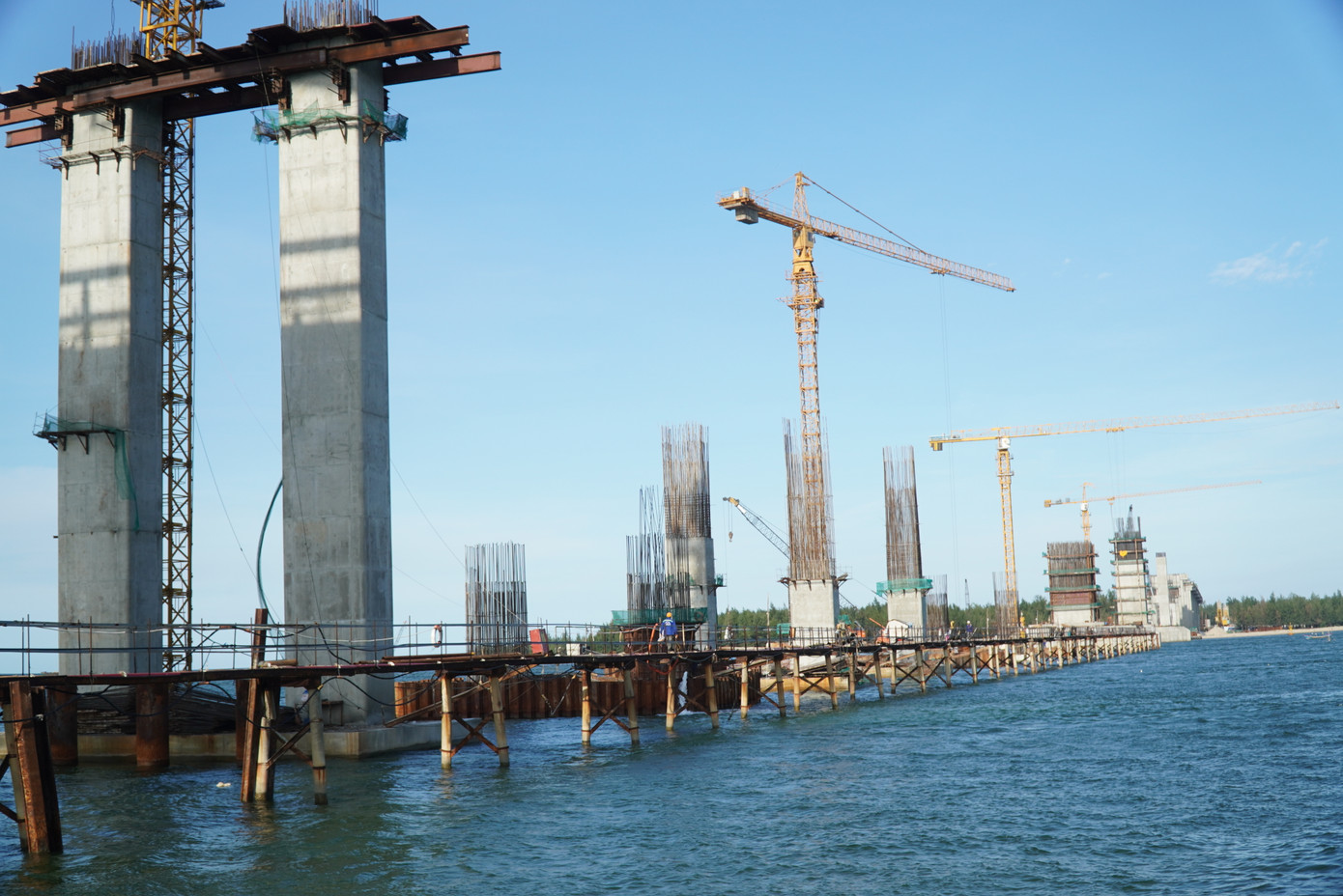 Đây là cây cầu vượt cửa biển dài nhất miền Trung hiện nay, đảm bảo khổ thông thuyền theo quy hoạch luồng tàu ra vào cảng biển Thuận An và phạm vi an toàn luồng hàng hải, với nhịp chính dài 218 m và cao 40 m. Đây là nhịp cầu Extradosed (cầu dầm - cáp hỗn hợp) dài và cao nhất nước ta hiện nay. Tháp cầu có chiều cao 32 m, được thiết kế dạng chữ A phía trên tạo mỹ quan cho công trình. Chiều cao từ mặt nước lên đến đỉnh tháp là 72 m.