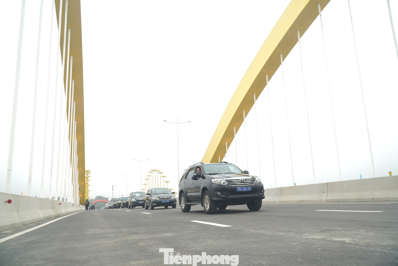 Cầu Nguyễn Hoàng có tổng chiều dài 380 m, gồm 5 nhịp với kết cấu vòm thép hiện đại. Bề rộng cầu đạt 43 m, bao gồm 6 làn xe cơ giới và hai lối đi bộ rộng 3 m mỗi bên. Đường dẫn hai đầu cầu dài 210 m, kết nối phường Kim Long (quận Phú Xuân) và phường Phường Đúc (quận Thuận Hóa). Kết cấu cầu sử dụng bê tông cốt thép, đảm bảo khả năng thông thuyền với độ rộng tối thiểu 30 m và độ cao 6 m.