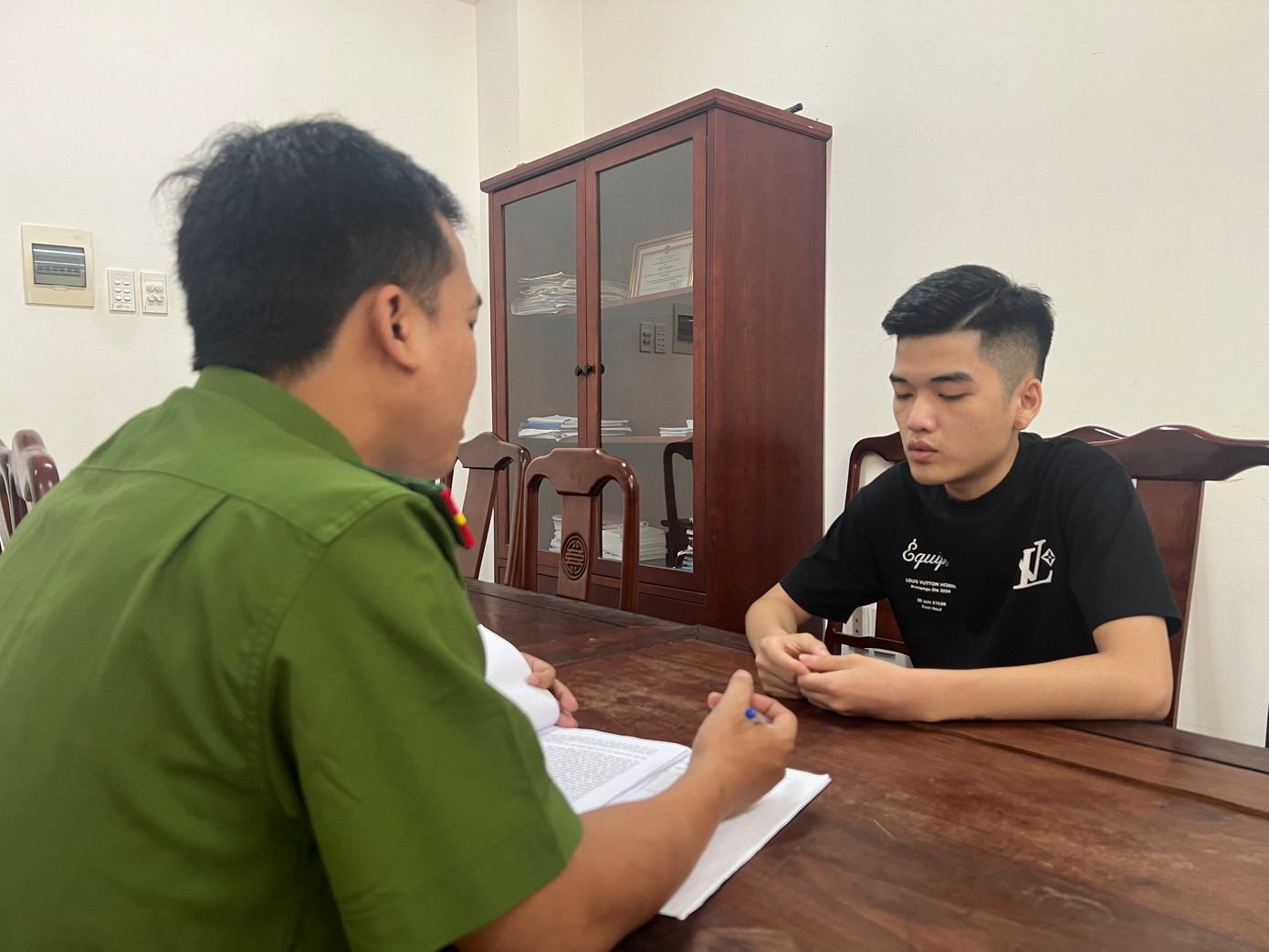 Đối tượng Phan Nguyễn Phước Duy và Đỗ Phú Sang tại cơ quan công an.