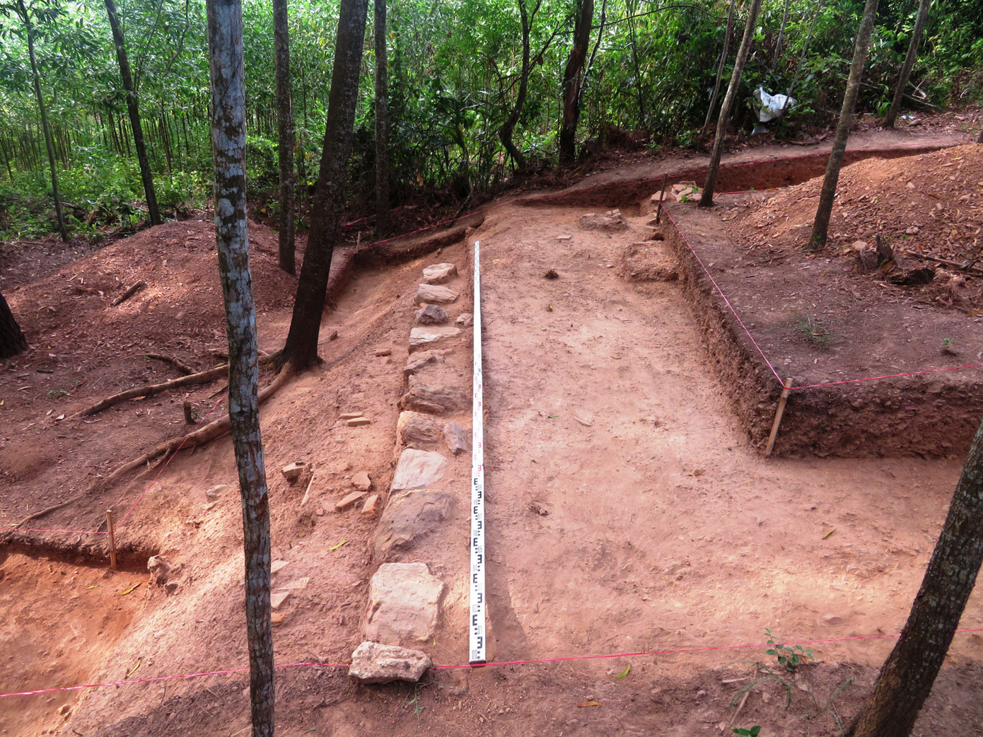 Dấu tích bề mặt các tầng đàn. (Ảnh: Bảo tàng LSQG) Dấu tích bề mặt các tầng đàn. (Ảnh: Bảo tàng LSQG)