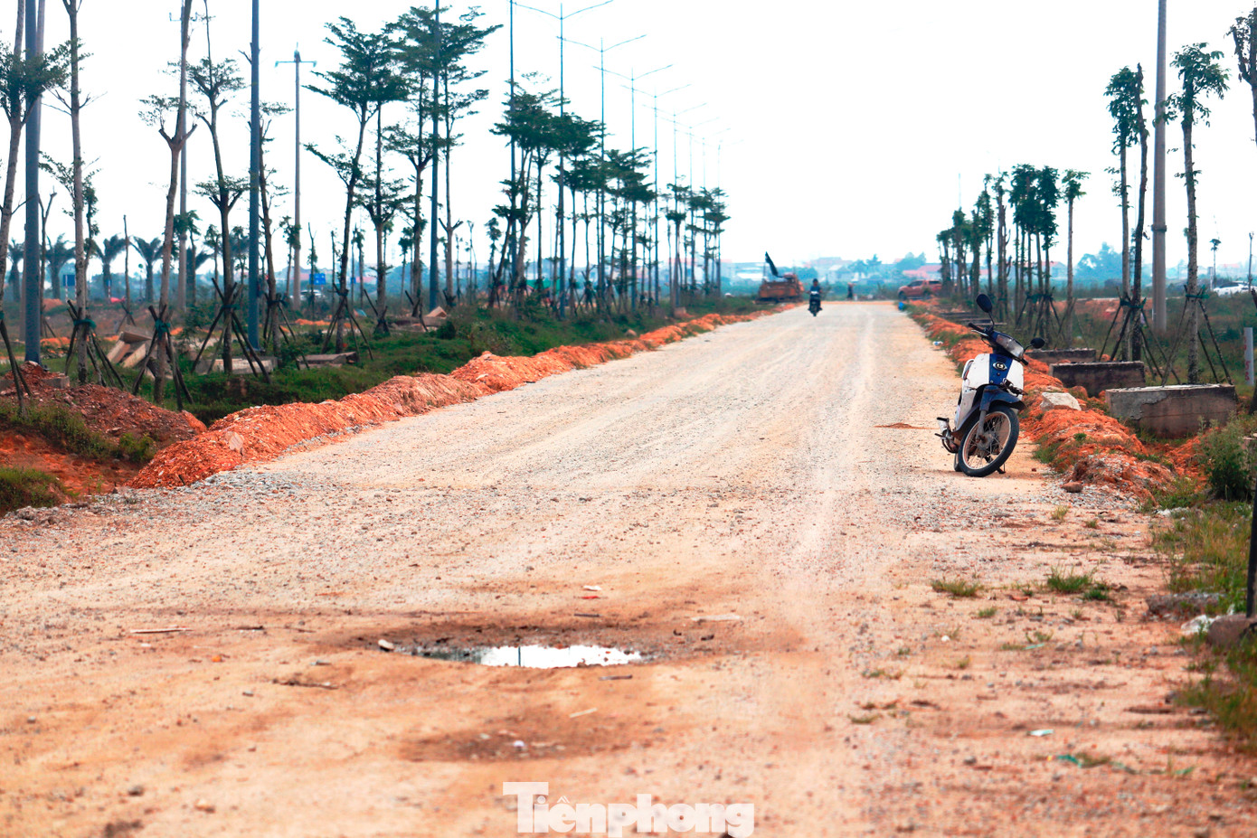 Theo tìm hiểu, sau khi được bố trí vốn năm nay, các nhà thầu dự án đường Chợ Mai - Tân Mỹ đã được yêu cầu cam kết tiến độ để làm cơ sở ký kết phụ lục hợp đồng. Theo đó, nhà thầu đã cam kết hoàn thành các hạng mục của dự án trước ngày 30/7.