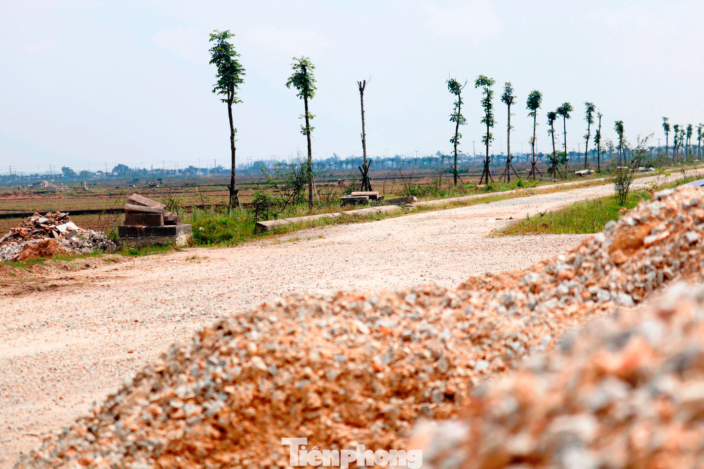 Theo tìm hiểu, sau khi được bố trí vốn năm nay, các nhà thầu dự án đường Chợ Mai - Tân Mỹ đã được yêu cầu cam kết tiến độ để làm cơ sở ký kết phụ lục hợp đồng. Theo đó, nhà thầu đã cam kết hoàn thành các hạng mục của dự án trước ngày 30/7.