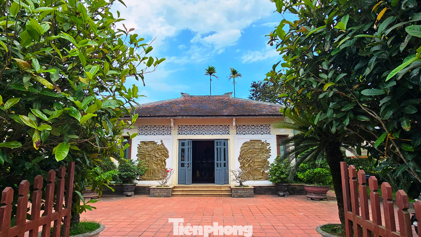 Dương Nỗ là vùng đất ghi dấu tuổi thơ của Chủ tịch Hồ Chí Minh. Trong giai đoạn 1898 -1900, cậu bé Nguyễn Sinh Cung đã cùng cha là cụ Nguyễn Sinh Sắc về sống tại làng Dương Nỗ. Dương Nỗ là vùng đất ghi dấu tuổi thơ của Chủ tịch Hồ Chí Minh. Trong giai đoạn 1898 -1900, cậu bé Nguyễn Sinh Cung đã cùng cha là cụ Nguyễn Sinh Sắc về sống tại làng Dương Nỗ.