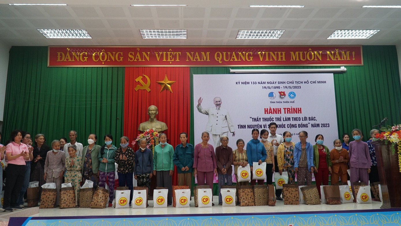 Chương trình trao tặng hàng trăm phần quà cho đồng bào vùng sâu, vùng xa có hoàn cảnh khó khăn. Chương trình trao tặng hàng trăm phần quà cho đồng bào vùng sâu, vùng xa có hoàn cảnh khó khăn.