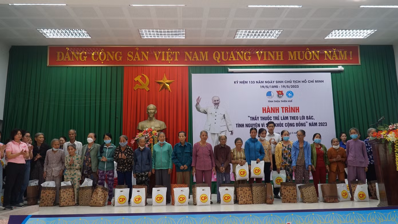 Chương trình trao tặng hàng trăm phần quà cho đồng bào vùng sâu, vùng xa có hoàn cảnh khó khăn. Chương trình trao tặng hàng trăm phần quà cho đồng bào vùng sâu, vùng xa có hoàn cảnh khó khăn.