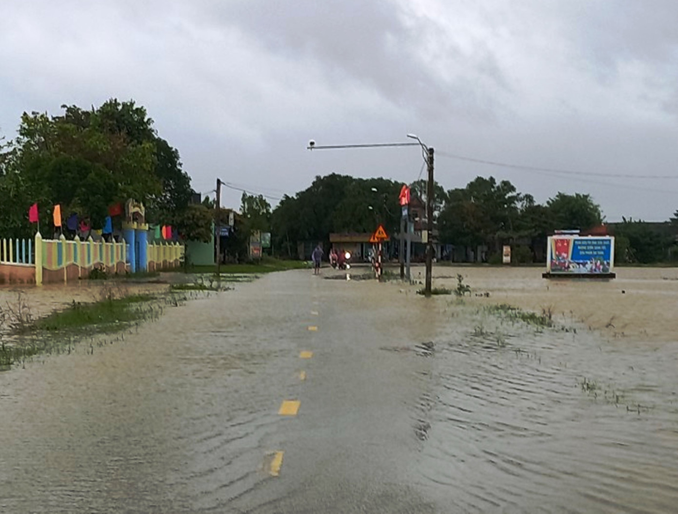 Đoạn đường giao thông qua trước Trường THPT Trần Văn Kỷ (huyện Phong Điền, TT-Huế) bị ngập lụt ảnh hưởng đi lại và việc dạy học trên địa bàn.