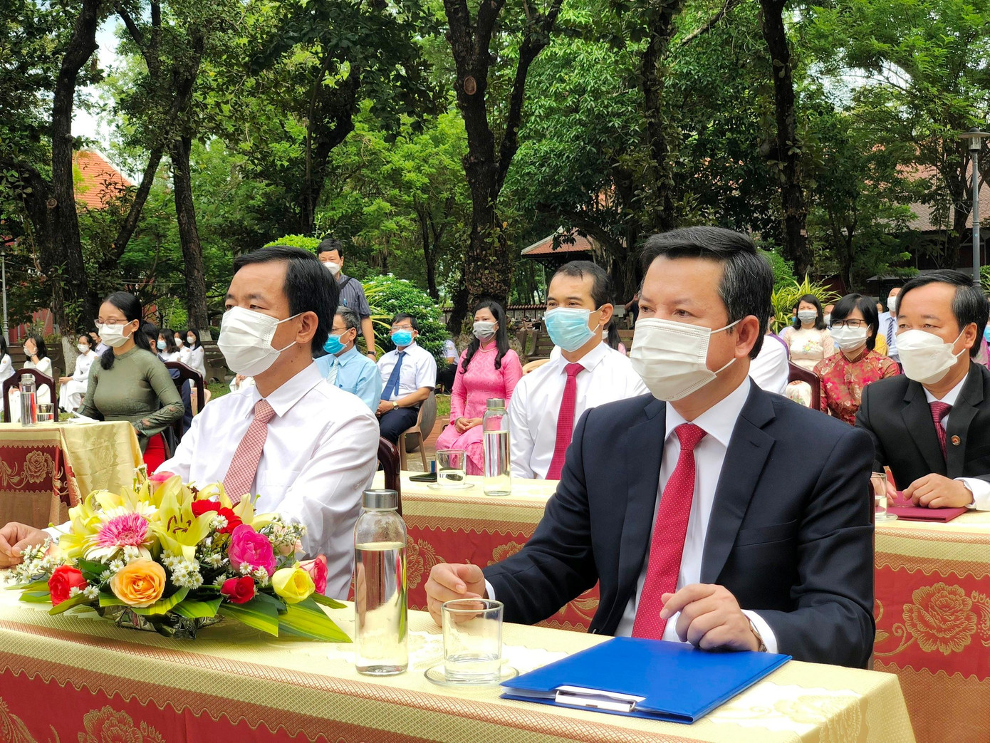 Theo ông Nguyễn Tân (bìa phải), Giám đốc Sở GD&ĐT tỉnh TT-Huế, lễ khai giảng năm nay tại TT-Huế là một hoạt động đặc biệt Theo ông Nguyễn Tân (bìa phải), Giám đốc Sở GD&ĐT tỉnh TT-Huế, lễ khai giảng năm nay tại TT-Huế là một hoạt động đặc biệt