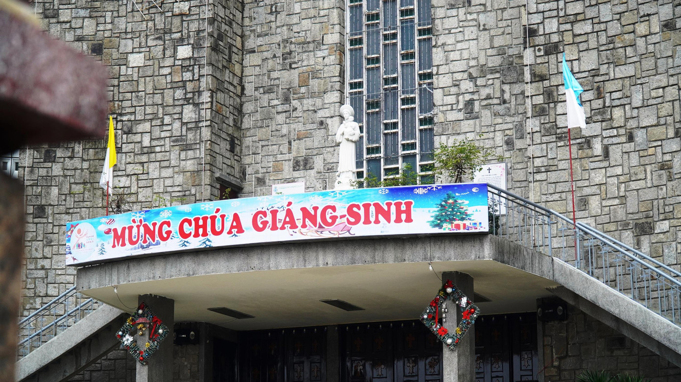 Trước đó, các nhà thờ đã hoàn tất trang hoàng không gian bên ngoài, thiết trí hệ thống chiếu sáng, các câu chữ mừng chúc Thiên Chúa Giáng sinh.