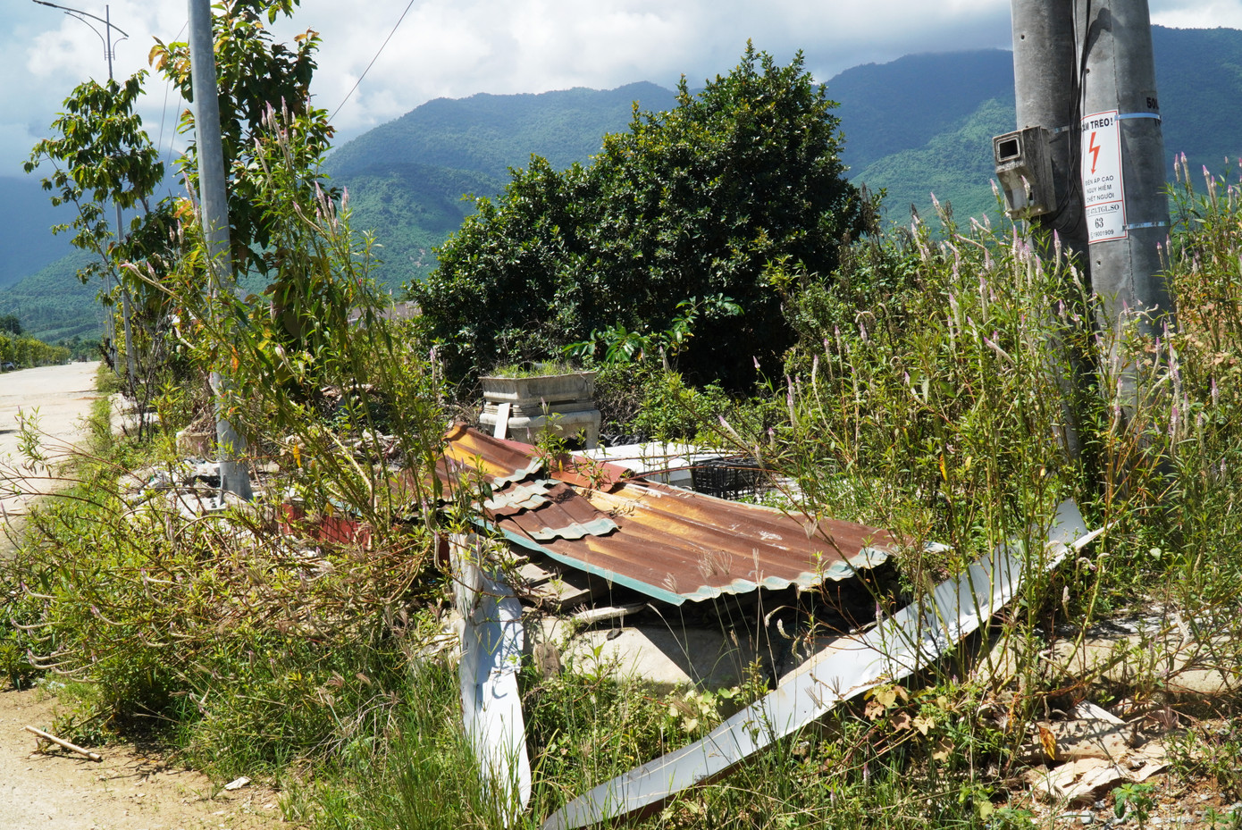 Tại “điểm nghẽn” mặt bằng này, một phần vỉa hè tuyến đường mới được đầu tư đã trở thành nơi tập kết rác thải sinh hoạt, rác thải xây dựng của người dân.