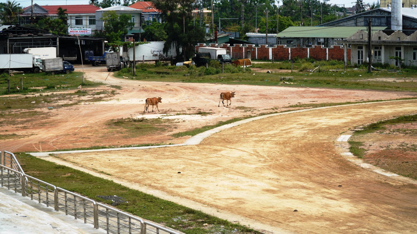 Dự án gồm nhiều hạng mục đầu tư: xây dựng khán đài sân bóng đá rộng 1.500m2, mặt sân bóng, đường chạy (piste) 8.000m2, mương thoát nước bao quanh dài 600m, nhà vệ sinh, nhà điều hành…