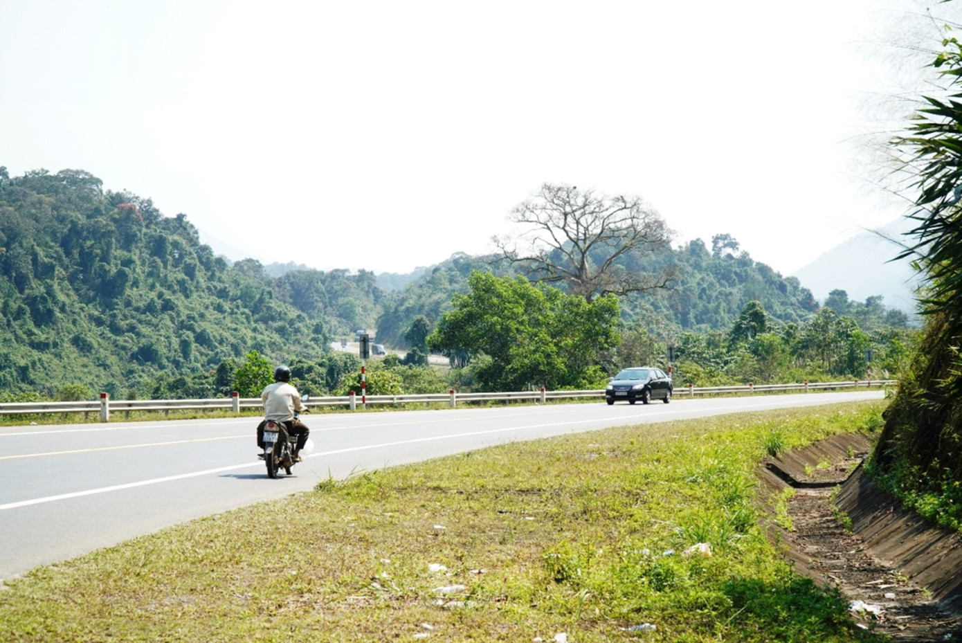 Tình trạng người dân lưu thông bằng xe máy vào cao tốc vẫn xảy ra (ảnh chụp sáng 19/2).