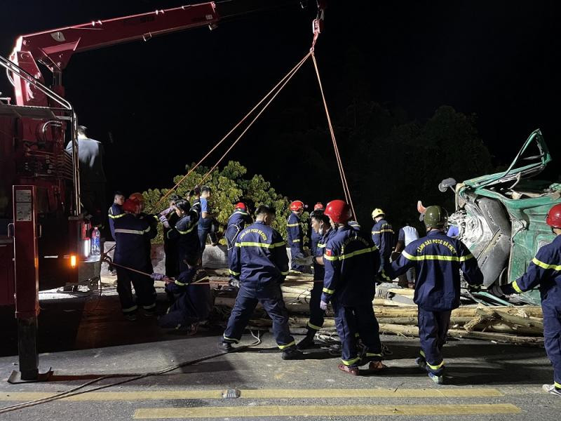 Phương tiện gặp nạn được cẩu khỏi vực sâu. Ảnh: CA