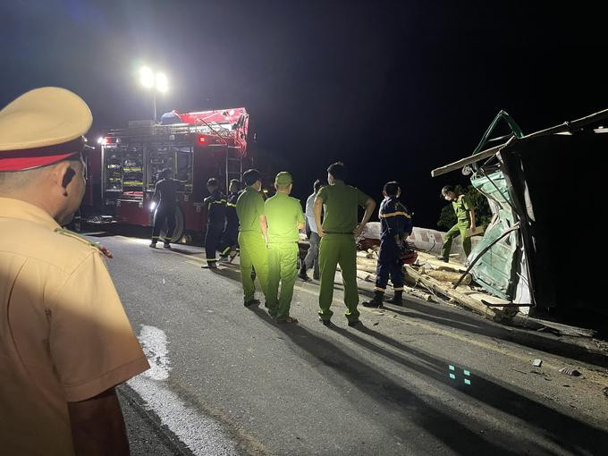 Lực lượng CSGT cùng có mặt tại hiện trường để điều phối giao thông. Ảnh: CA