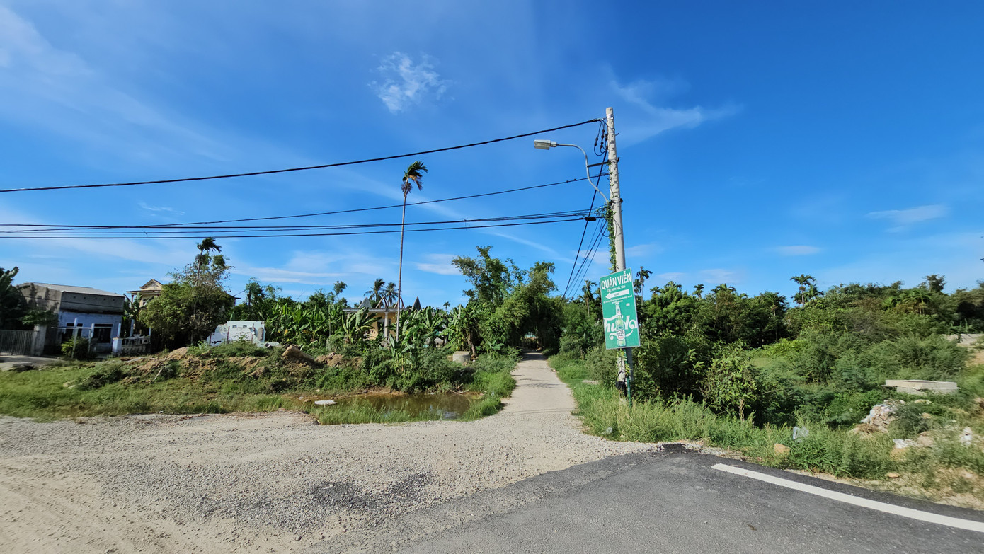 Đại diện Công ty Phú Xuân, đơn vị thi công mở rộng đoạn cuối đường Nguyễn Lộ Trạch cho biết, đã yêu cầu phía nhà thầu xây dựng hệ thống thoát nước dọc đường Võ Nguyên Giáp và Ban Quản lý Dự án Green City sớm hoàn thiện hạ tầng ngầm, để đơn vị hoàn tất nâng nền và mặt đường bên trên nút giao, kết thúc công trình, giảm thiểu tình trạng mất an toàn giao thông đã kéo dài nhiều năm. Tuy nhiên, đến nay yêu cầu đó vẫn chưa được đáp ứng. Đại diện Công ty Phú Xuân, đơn vị thi công mở rộng đoạn cuối đường Nguyễn Lộ Trạch cho biết, đã yêu cầu phía nhà thầu xây dựng hệ thống thoát nước dọc đường Võ Nguyên Giáp và Ban Quản lý Dự án Green City sớm hoàn thiện hạ tầng ngầm, để đơn vị hoàn tất nâng nền và mặt đường bên trên nút giao, kết thúc công trình, giảm thiểu tình trạng mất an toàn giao thông đã kéo dài nhiều năm. Tuy nhiên, đến nay yêu cầu đó vẫn chưa được đáp ứng.