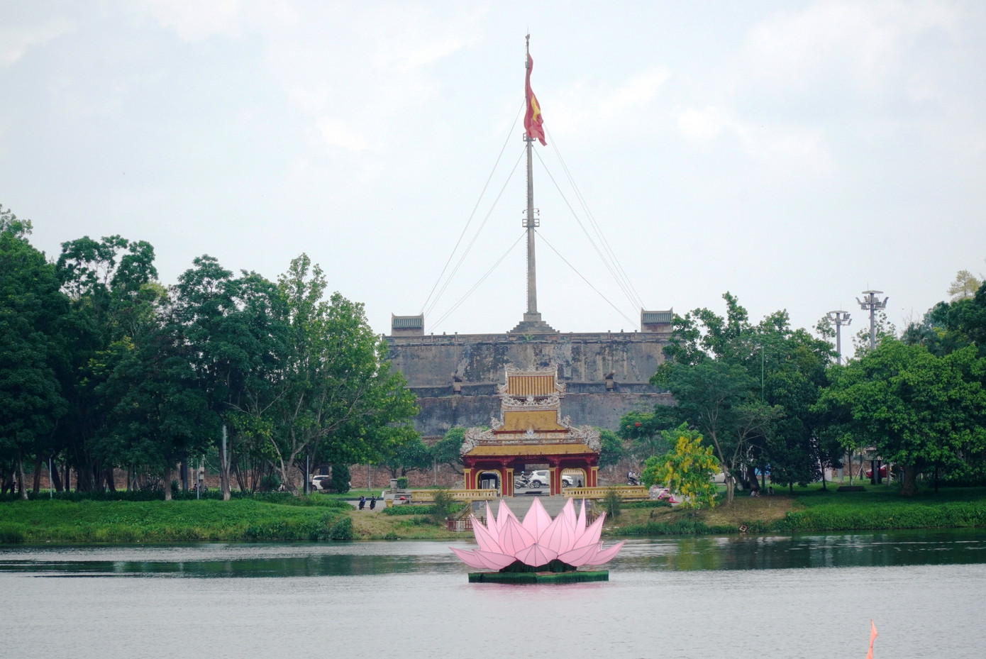 Một đóa sen tỏa sắc bên di tích, Kinh thành Huế xưa cổ.