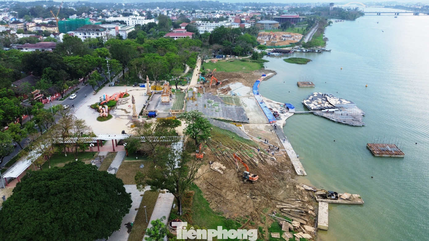 Theo thiết kế, ở hạng mục sân khấu biểu diễn trên sông có các cọc ngầm đóng xuống dưới lòng sông để cố định công trình. Các cọc này thấp hơn mặt nước khoảng 50cm, mỗi khi có sự kiện, phần sân khấu sẽ được lắp đặt vào trên hệ giàn cọc để phục vụ biểu diễn. Khi kết thúc sự kiện sẽ được tháo dỡ để trả lại mặt nước tự nhiên của sông Hương. Theo thiết kế, ở hạng mục sân khấu biểu diễn trên sông có các cọc ngầm đóng xuống dưới lòng sông để cố định công trình. Các cọc này thấp hơn mặt nước khoảng 50cm, mỗi khi có sự kiện, phần sân khấu sẽ được lắp đặt vào trên hệ giàn cọc để phục vụ biểu diễn. Khi kết thúc sự kiện sẽ được tháo dỡ để trả lại mặt nước tự nhiên của sông Hương.