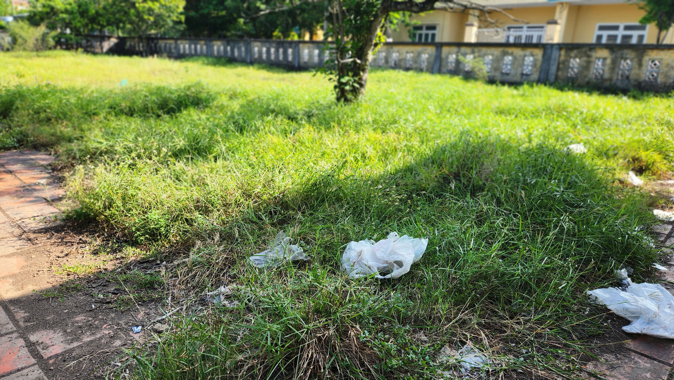 Rác thải nhan nhản trong khuôn viên Trung tâm.