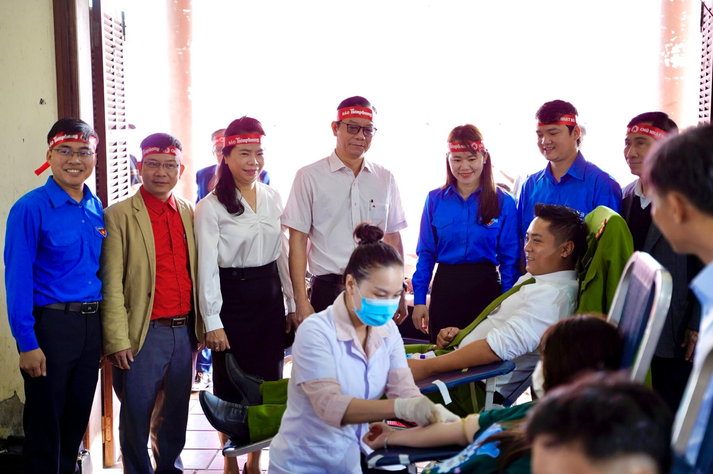 Lãnh đạo địa phương trực tiếp đến khu vực hiến máu để động viên tinh thần các đoàn viên, thanh niên, tình nguyện viên tham gia ngày hội.