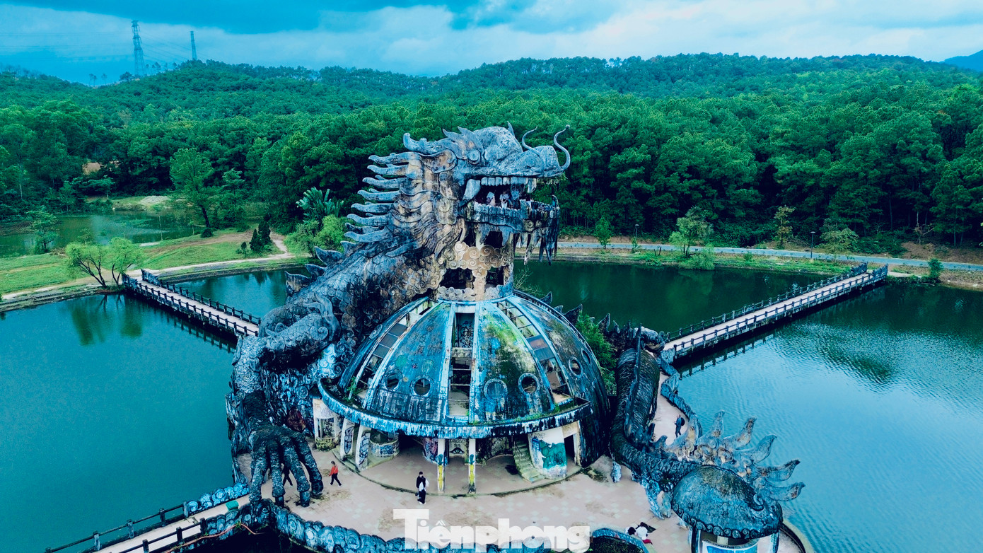 Trải nghiệm tour du lịch 3 ngày 2 đêm tại Huế, du khách Minh Thu (cũng đến từ Đà Nẵng) cho hay, chị cảm thấy rất thích khung cảnh ở công viên nước hồ Thuỷ Tiên ngay từ khi mới đặt chân đến; không khí nơi đây thật trong lành, cảnh vật gần gũi với thiên nhiên, vẫn còn những sự ma mị với hình tượng rồng khổng lồ phủ bóng rêu phong giữa hồ, tạo cảm giác cho du khách muốn tham quan và trải nghiệm.