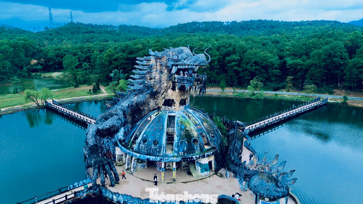 Trải nghiệm tour du lịch 3 ngày 2 đêm tại Huế, du khách Minh Thu (cũng đến từ Đà Nẵng) cho hay, chị cảm thấy rất thích khung cảnh ở công viên nước hồ Thuỷ Tiên ngay từ khi mới đặt chân đến; không khí nơi đây thật trong lành, cảnh vật gần gũi với thiên nhiên, vẫn còn những sự ma mị với hình tượng rồng khổng lồ phủ bóng rêu phong giữa hồ, tạo cảm giác cho du khách muốn tham quan và trải nghiệm.