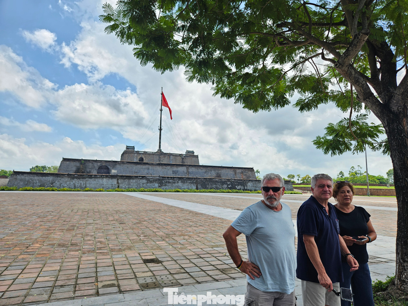 Thầy giáo Nguyễn Phú Thọ - Hiệu trưởng Trường THPT Chuyên Quốc học Huế, kỳ vọng, việc lựa chọn điểm cầu tại Quảng trường Ngọ môn thông qua truyền hình trực tiếp và qua truyền thông báo chí sẽ là dịp để quảng bá hình ảnh, con người, vùng đất giàu truyền thống hiếu học xứ Huế, phục vụ phát triển du lịch, kinh tế địa phương. Thầy giáo Nguyễn Phú Thọ - Hiệu trưởng Trường THPT Chuyên Quốc học Huế, kỳ vọng, việc lựa chọn điểm cầu tại Quảng trường Ngọ môn thông qua truyền hình trực tiếp và qua truyền thông báo chí sẽ là dịp để quảng bá hình ảnh, con người, vùng đất giàu truyền thống hiếu học xứ Huế, phục vụ phát triển du lịch, kinh tế địa phương.